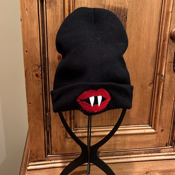 Vampires Kiss knit cap - Picture 2 of 2